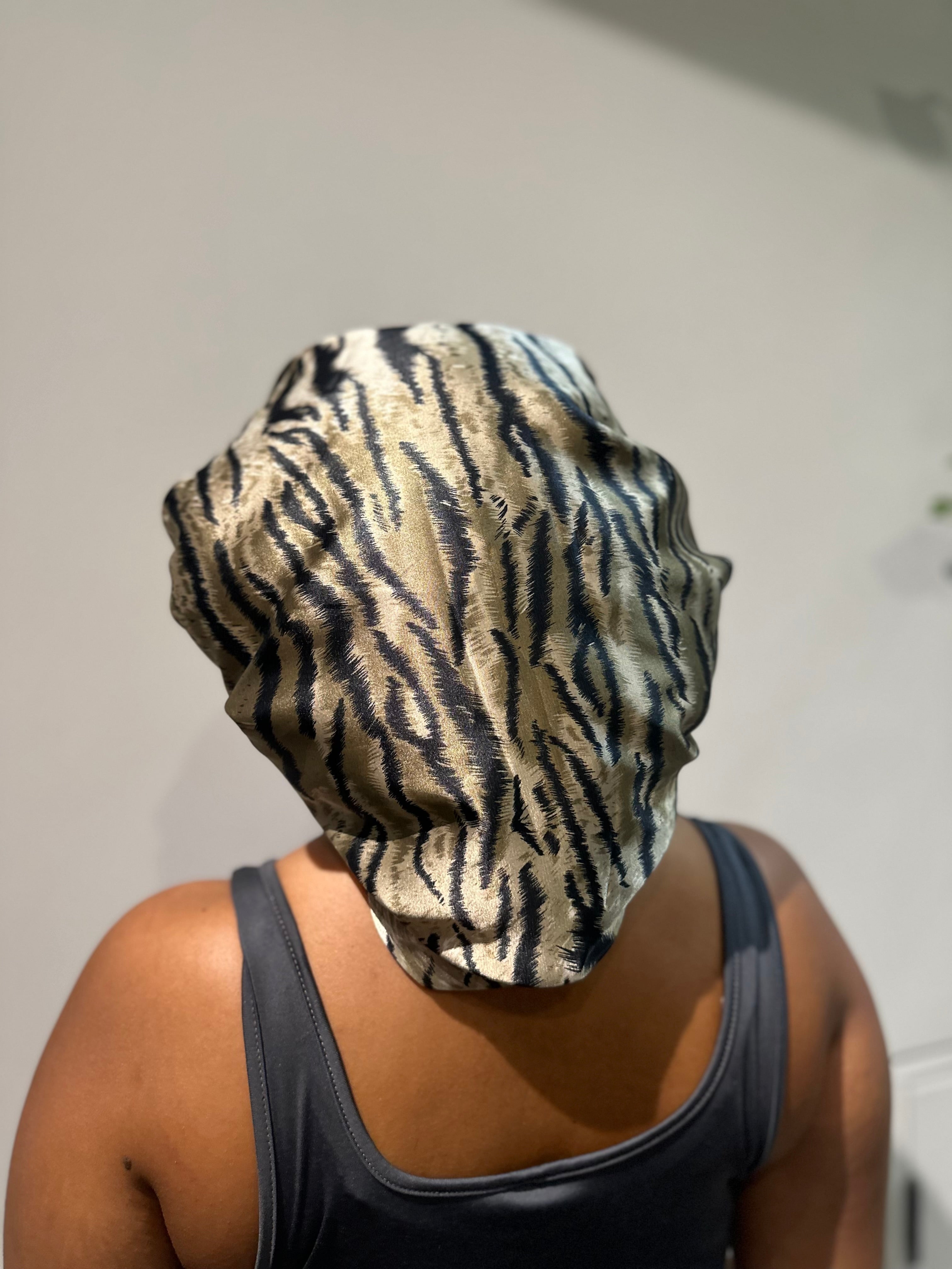 The mimi silky bonnet in leopard print gold and black