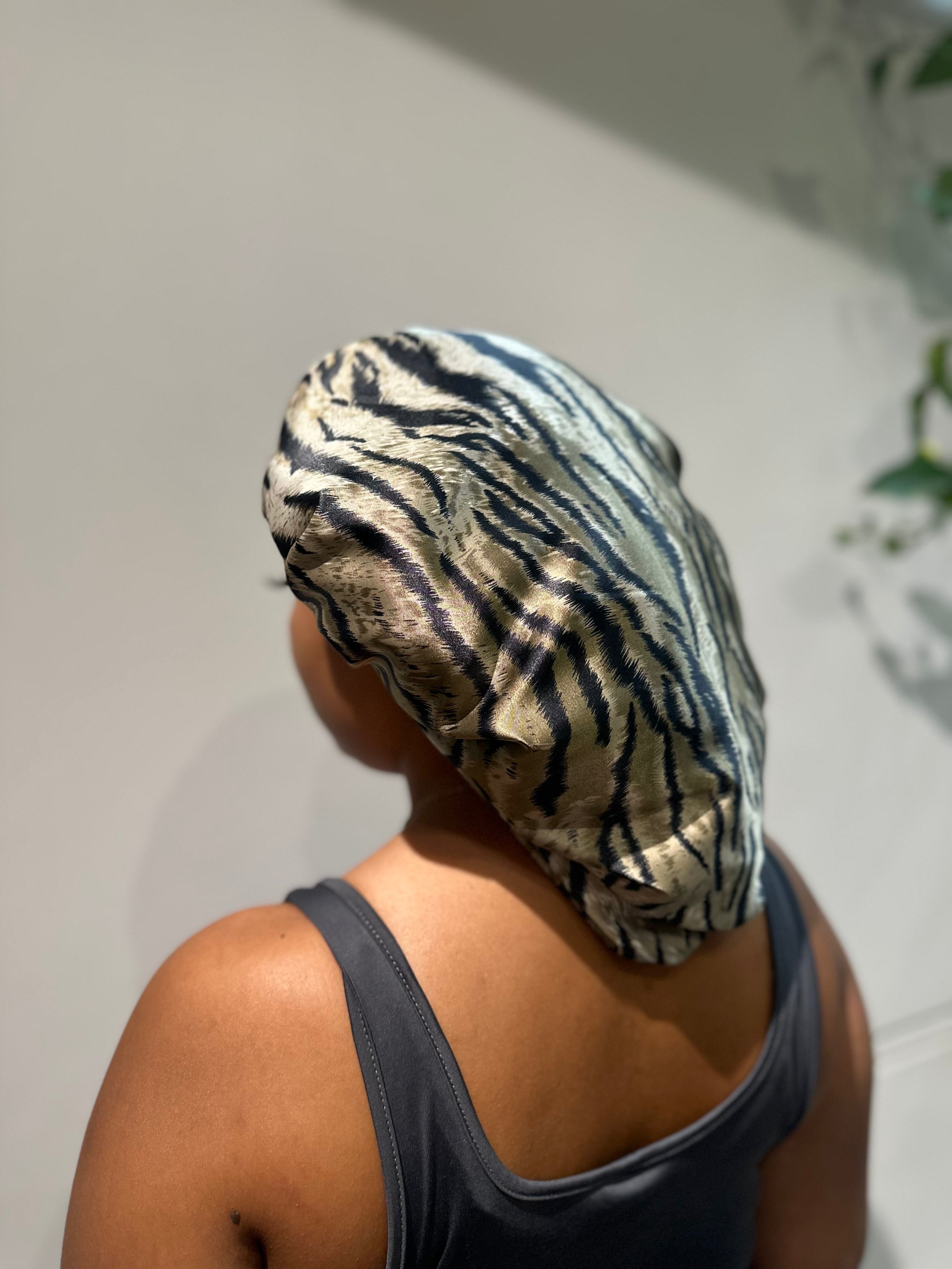 The mimi silky bonnet in leopard print gold and black